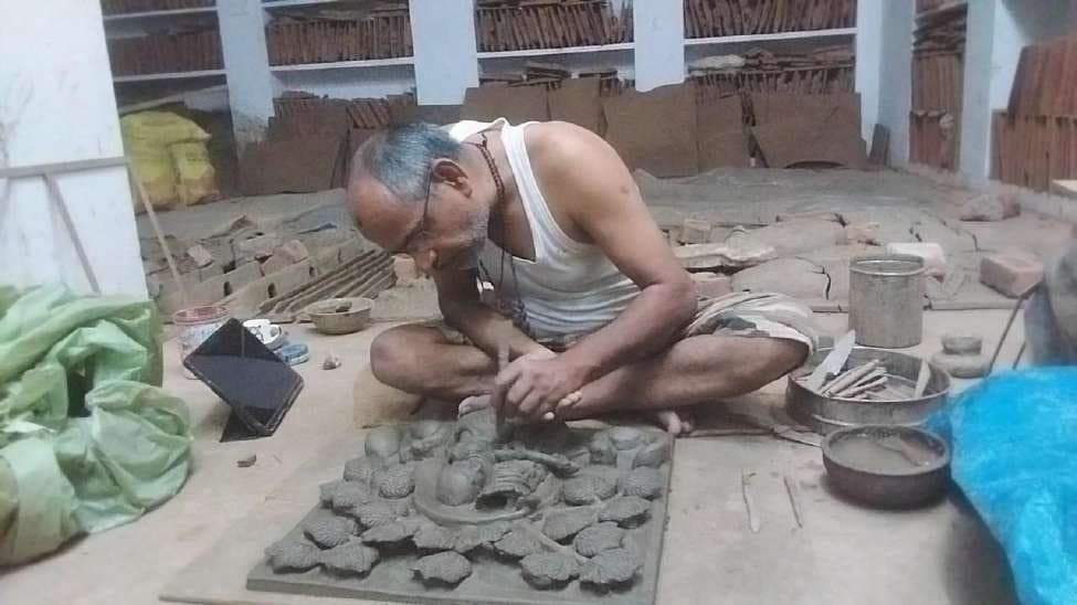 Stage 5: Refining fine lines, jewelry ornaments, and facial contours using the traditional bhaldi tool