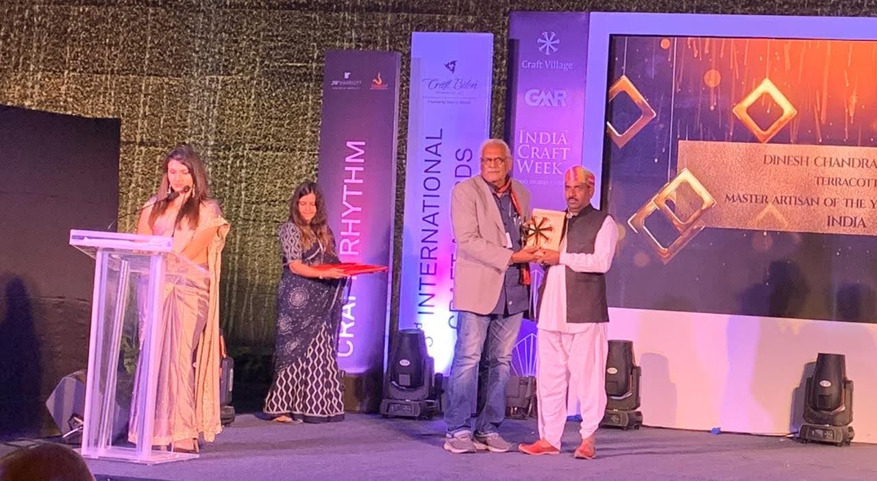 Dinesh Chandra Kumhar receiving the International Craft Award as Master Artisan of the Year at India Craft Week
