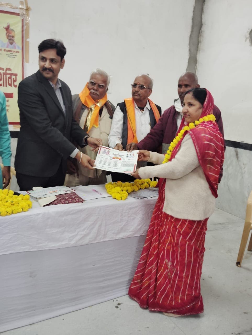 Kailash Devi felicitated at the Shri Yade Maati Kala Board skill development ceremony by the Government of Rajasthan