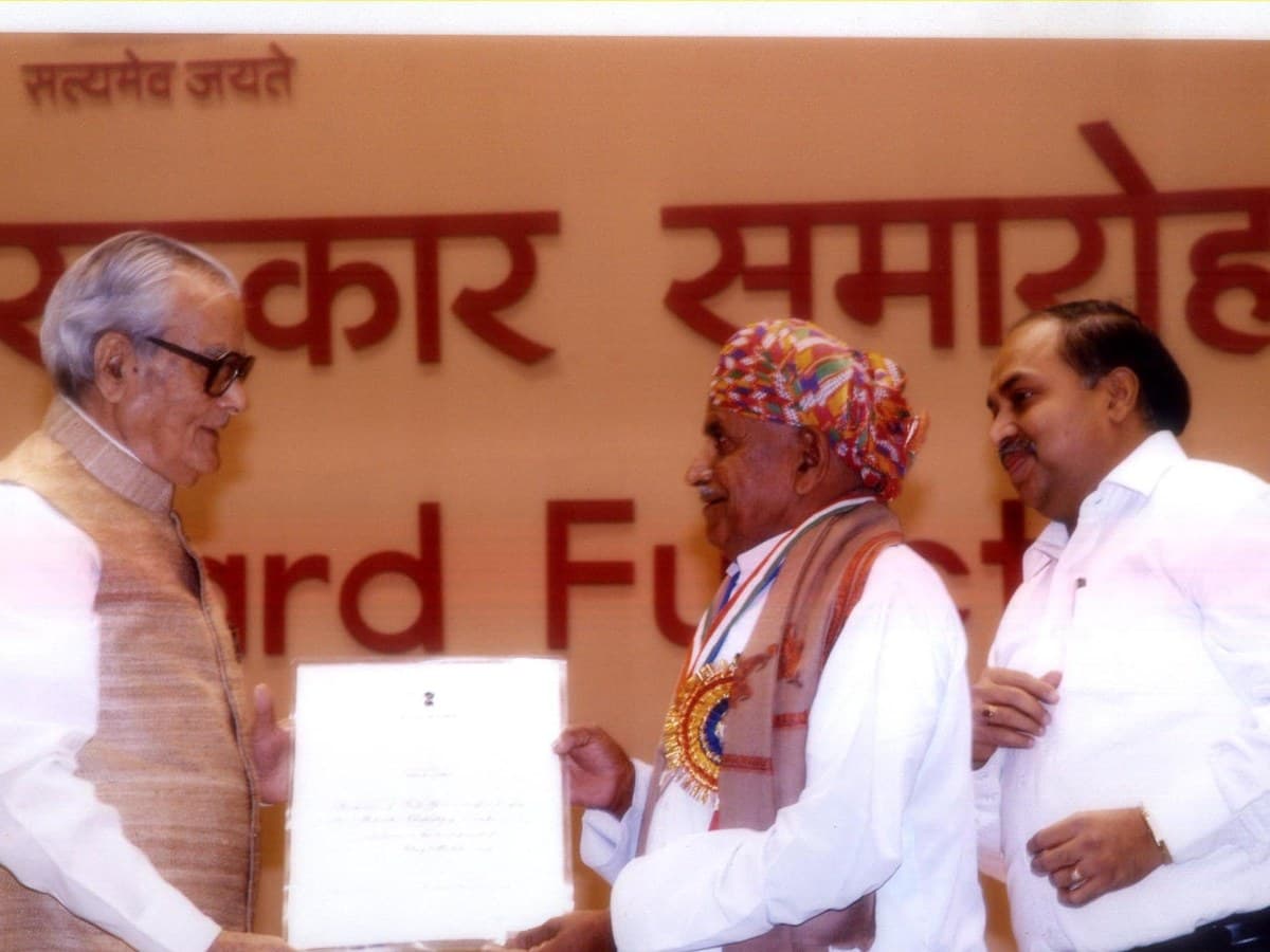 Vice President Bhairon Singh Shekhawat presenting the Shilp Guru Award to Mohan Lal Kumhar at Vigyan Bhawan, New Delhi